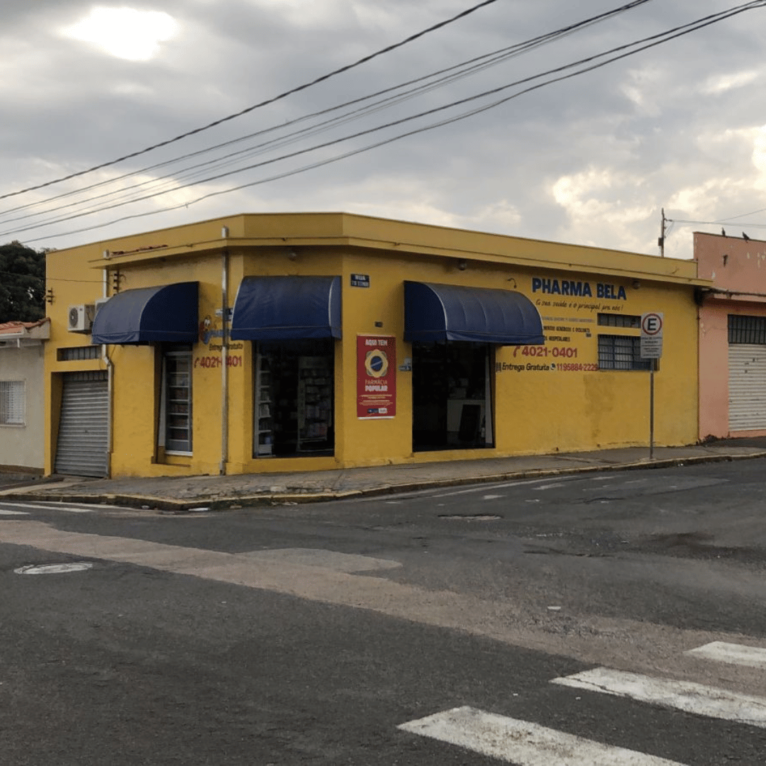 Farmacêutica atendendo cliente com atenção e cuidado