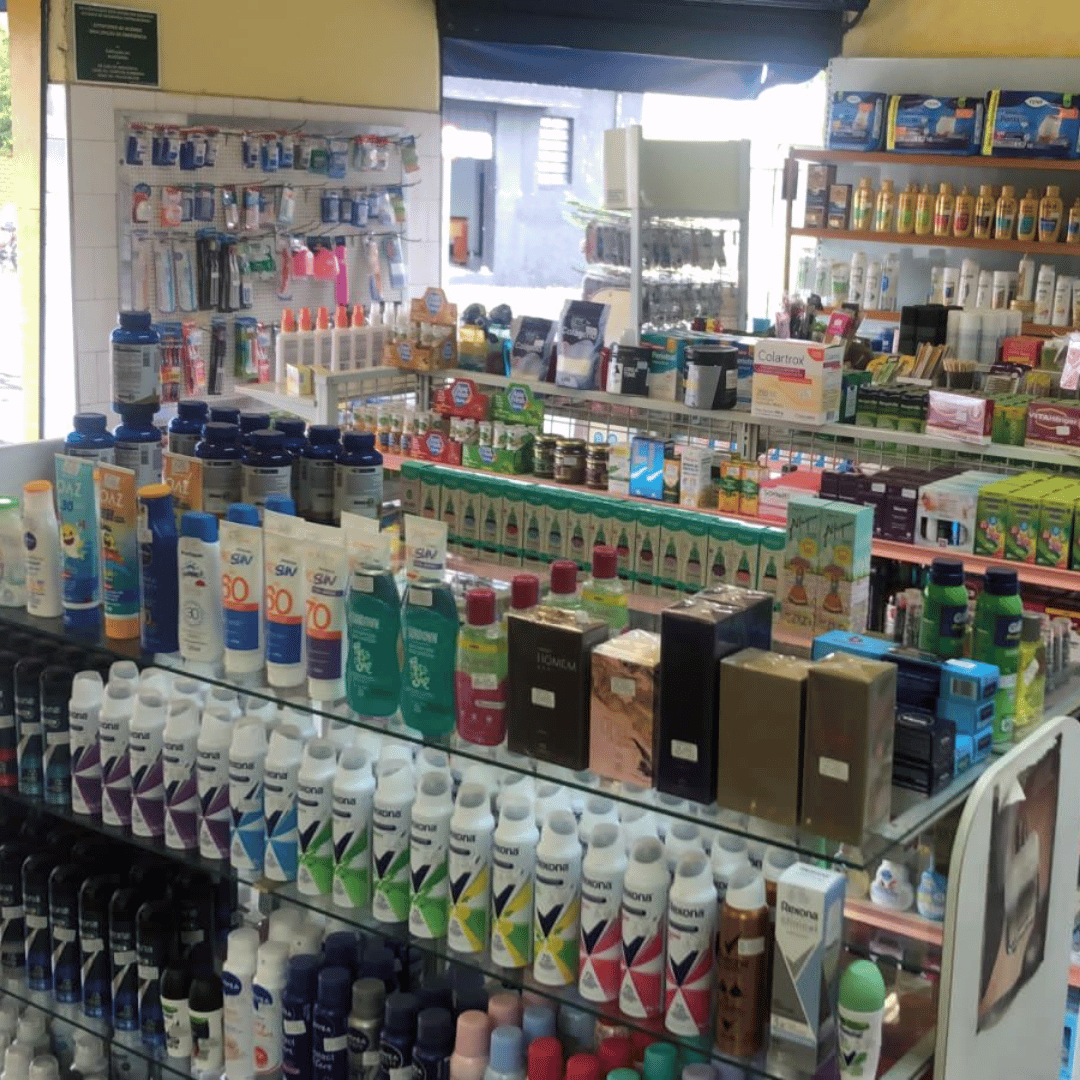 Interior espaçoso e organizado da Drogaria Pharma Bela